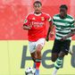 Duarte Soares conduz a bola no dérbi entre o Benfica e o Sporting na Liga Revelação