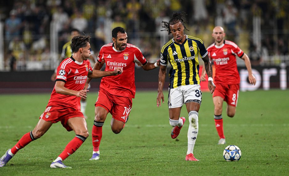Preocupação defensiva do Benfica em Istambul passou por todos os jogadores, incluindo o grego Vangelis Pavlidis