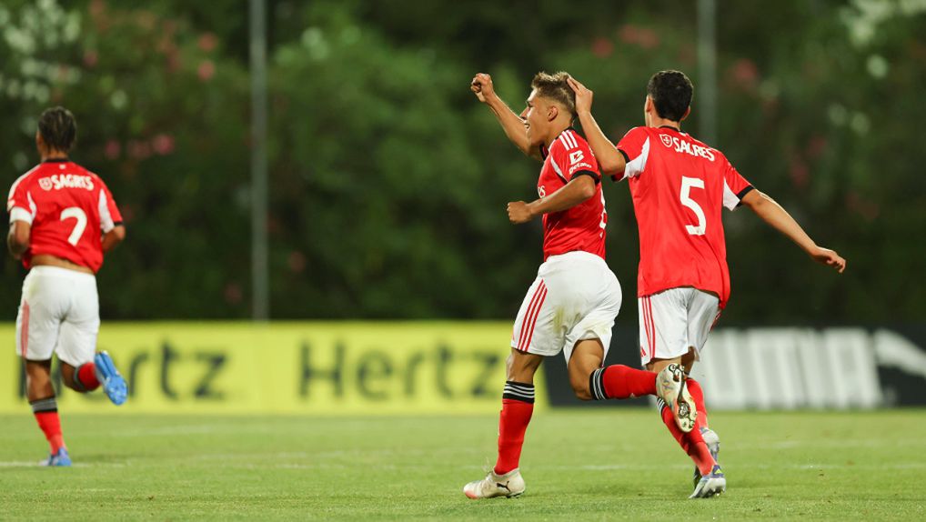 Rafael Quintas festeja golo marcado pelos sub-23 do Benfica