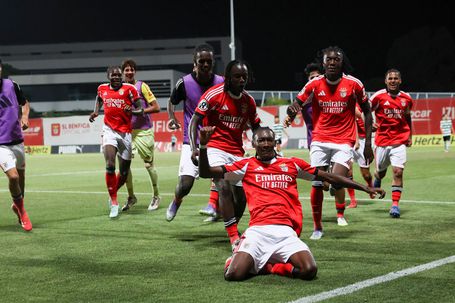 Olívio Tomé festeja o golo que valeu a vitória do Benfica sobre o Sporting na Liga Revelação
