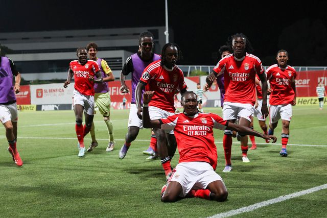 Olívio Tomé festeja o golo que valeu a vitória do Benfica sobre o Sporting na Liga Revelação