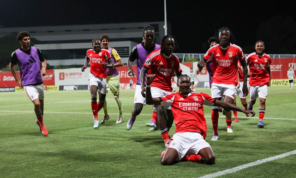 Olívio Tomé festeja o golo que valeu a vitória do Benfica sobre o Sporting na Liga Revelação
