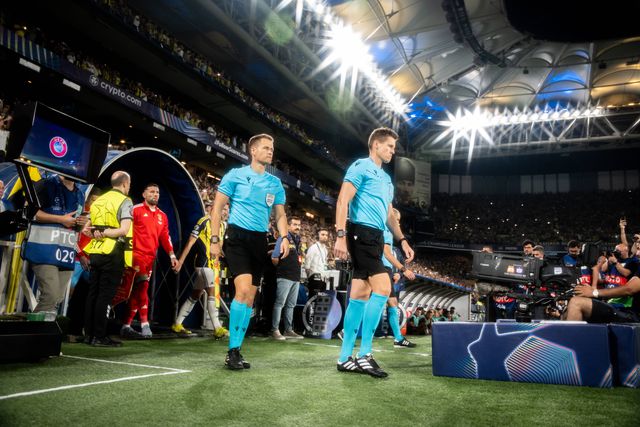 O alemão Daniel Siebert chefiou a equipa de arbitragem em Istambul. FOTO IMAGO