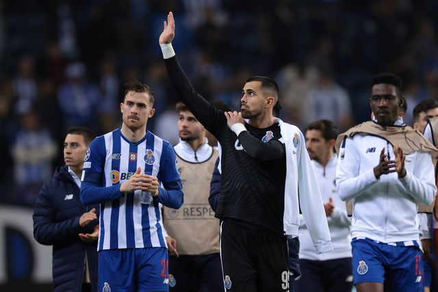 Toni Martínez ao lado de Diogo Costa em março de 2023, após o jogo do FC Porto com o Inter, para a Liga dos Campeões (foto: IMAGO)