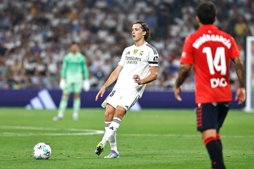Álvaro Carreras faz um passe no jogo entre o Real Madrid e o Osasuna