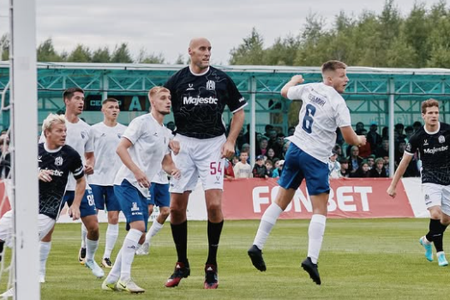 Pavel Podkolzin em destaque pela altura (Foto: Amkal Moscovo)