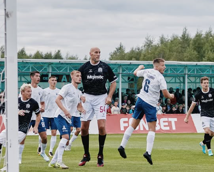 Pavel Podkolzin em destaque pela altura (Foto: Amkal Moscovo)