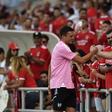 Palhinha cumprimenta adeptos do Benfica (ANDRÉ ALVES)