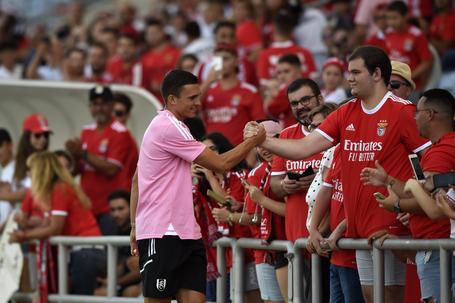 Palhinha cumprimenta adeptos do Benfica (ANDRÉ ALVES)