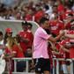 Palhinha cumprimenta adeptos do Benfica (ANDRÉ ALVES)