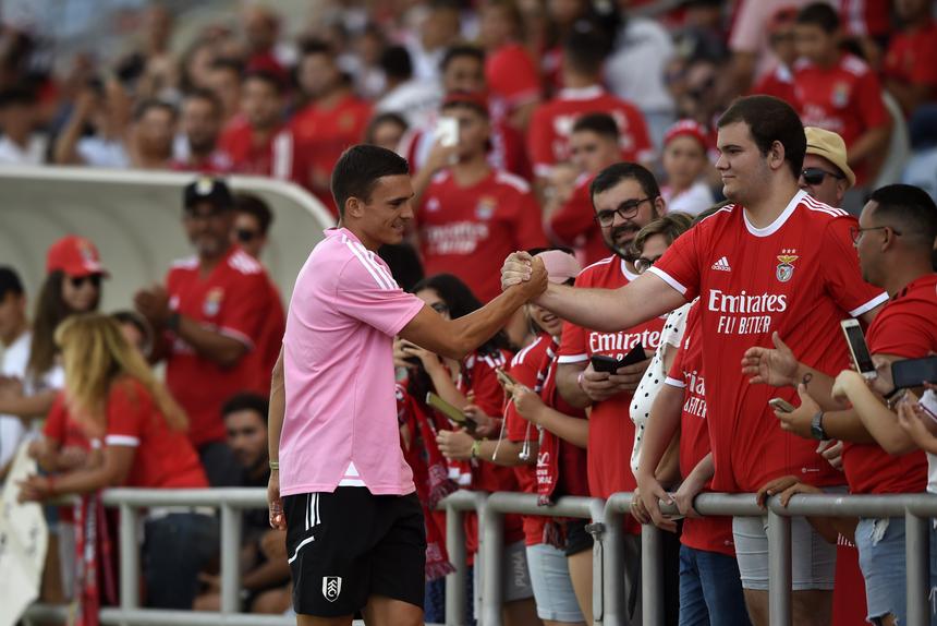 Palhinha cumprimenta adeptos do Benfica (ANDRÉ ALVES)