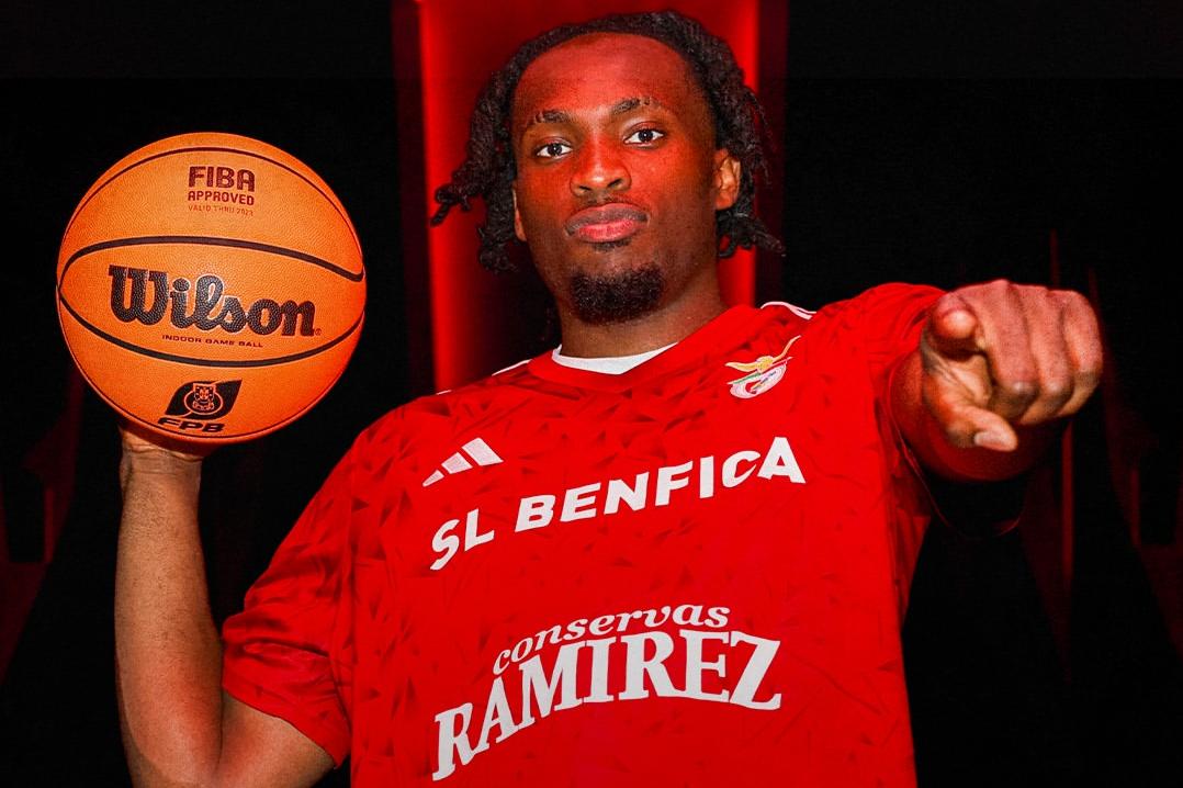 Okechukwu Okeke foi apresentado no clube da Luz - Foto: Benfica
