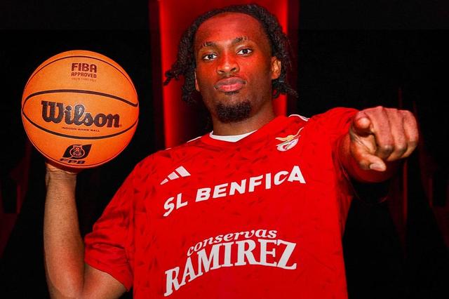 Okechukwu Okeke foi apresentado no clube da Luz - Foto: Benfica