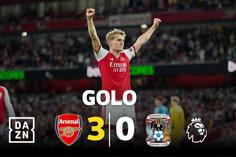 Odegaard falha o remate, mas engana Rushworth e faz o 3-0 do Arsenal