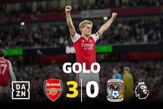 Odegaard falha o remate, mas engana Rushworth e faz o 3-0 do Arsenal