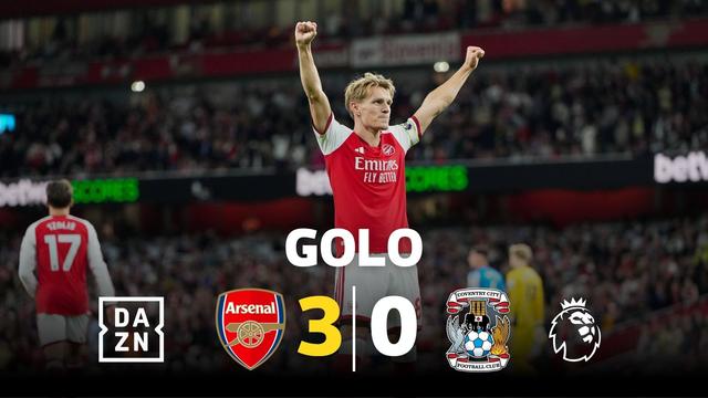 Odegaard falha o remate, mas engana Rushworth e faz o 3-0 do Arsenal