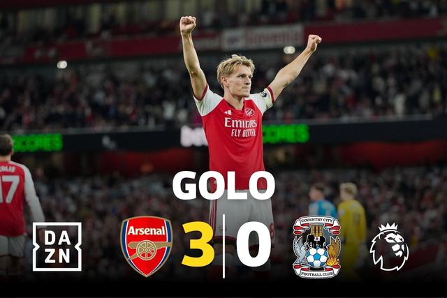 Odegaard falha o remate, mas engana Rushworth e faz o 3-0 do Arsenal