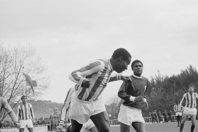 José Maria disputa um lance com Eusébio (Foto A BOLA)