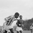 José Maria disputa um lance com Eusébio (Foto A BOLA)