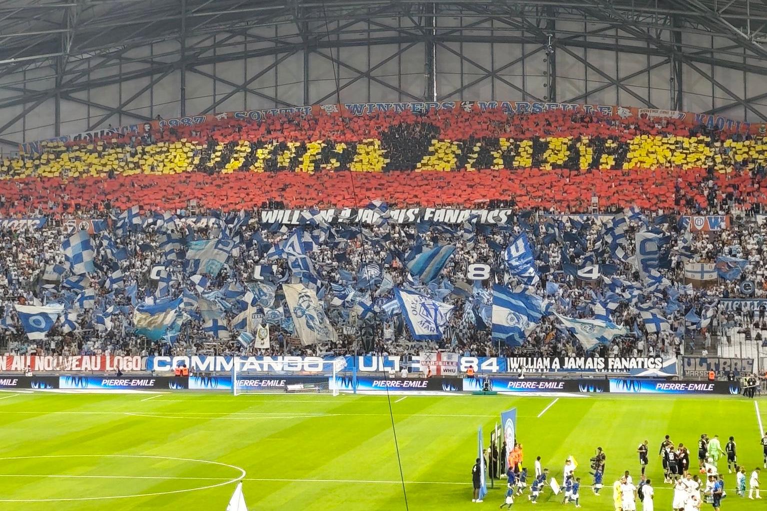 A tarja exibida pelos ultras marselheses antes do encontro com o Estrasburgo - Foto: @GradaBpro/X