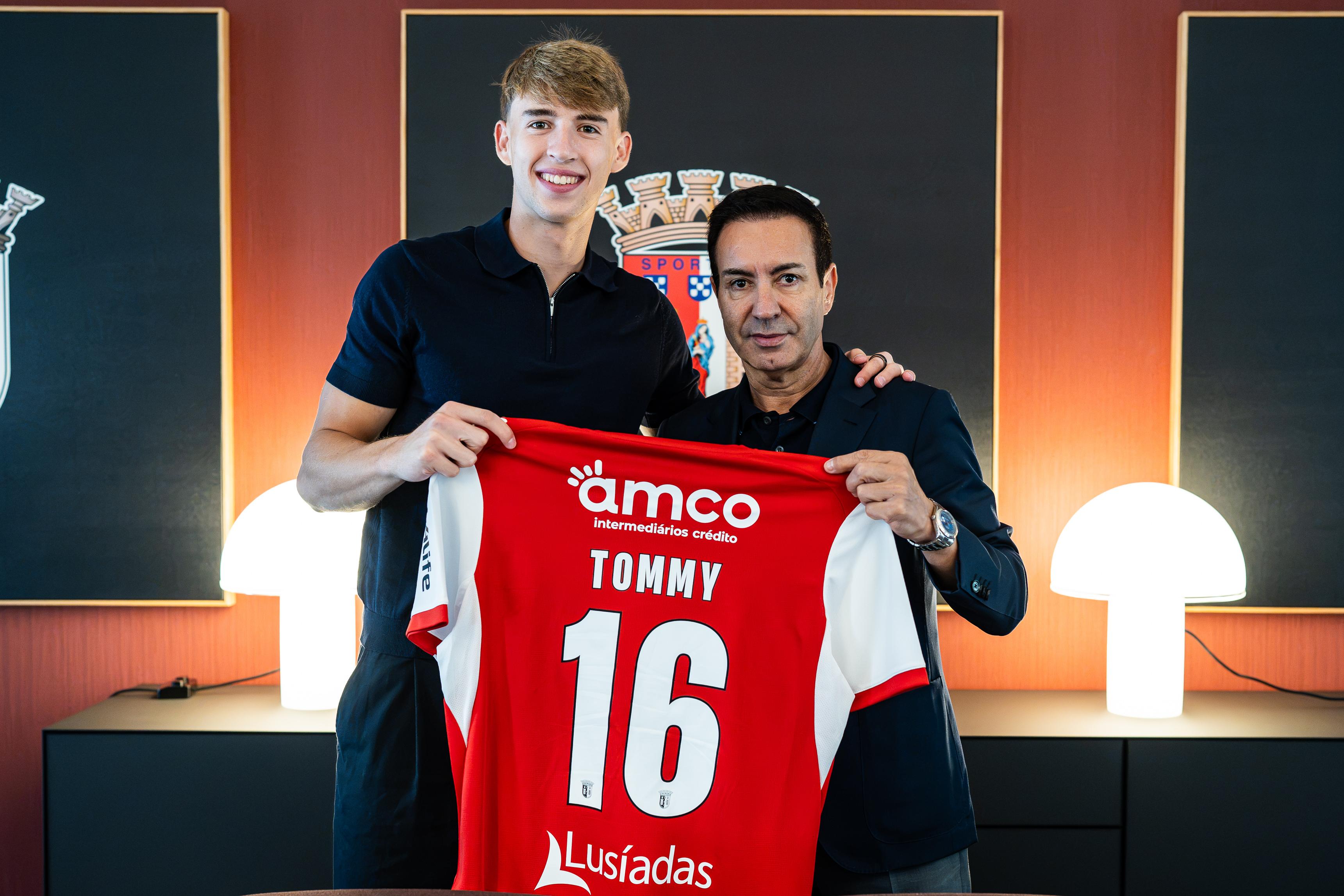 Tommy Marqués muda-se do Barcelona para o SC Braga, tendo assinado por cinco épocas com os minhotos — Foto: SC Braga