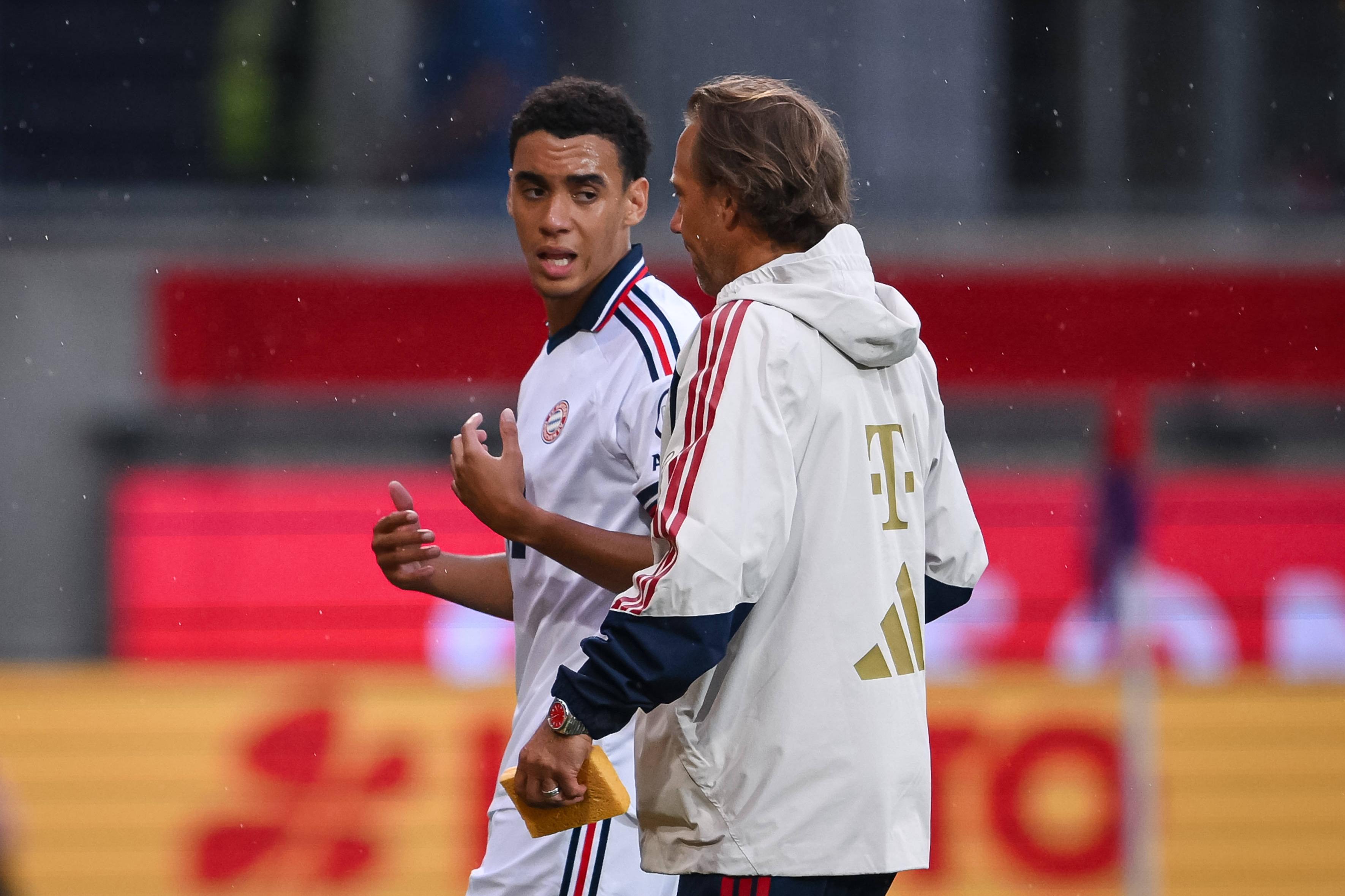 Jamal Musiala após desmaiar com o Heidenheim