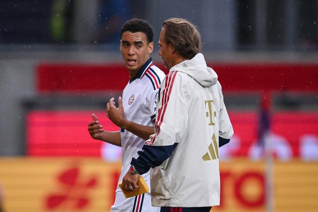 Jamal Musiala após desmaiar com o Heidenheim