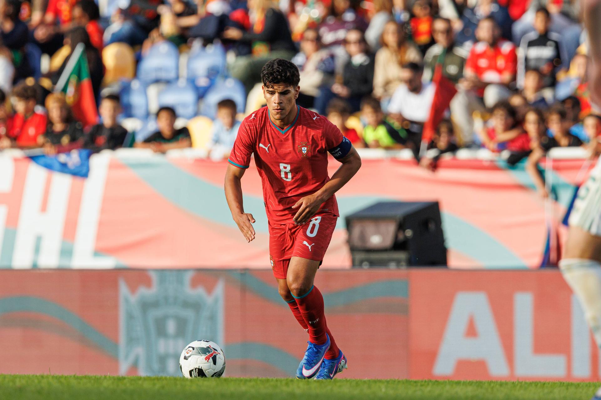 15 - Mateus Fernandes, médio do Tottenham e Portugal (80) - Foto: Imago