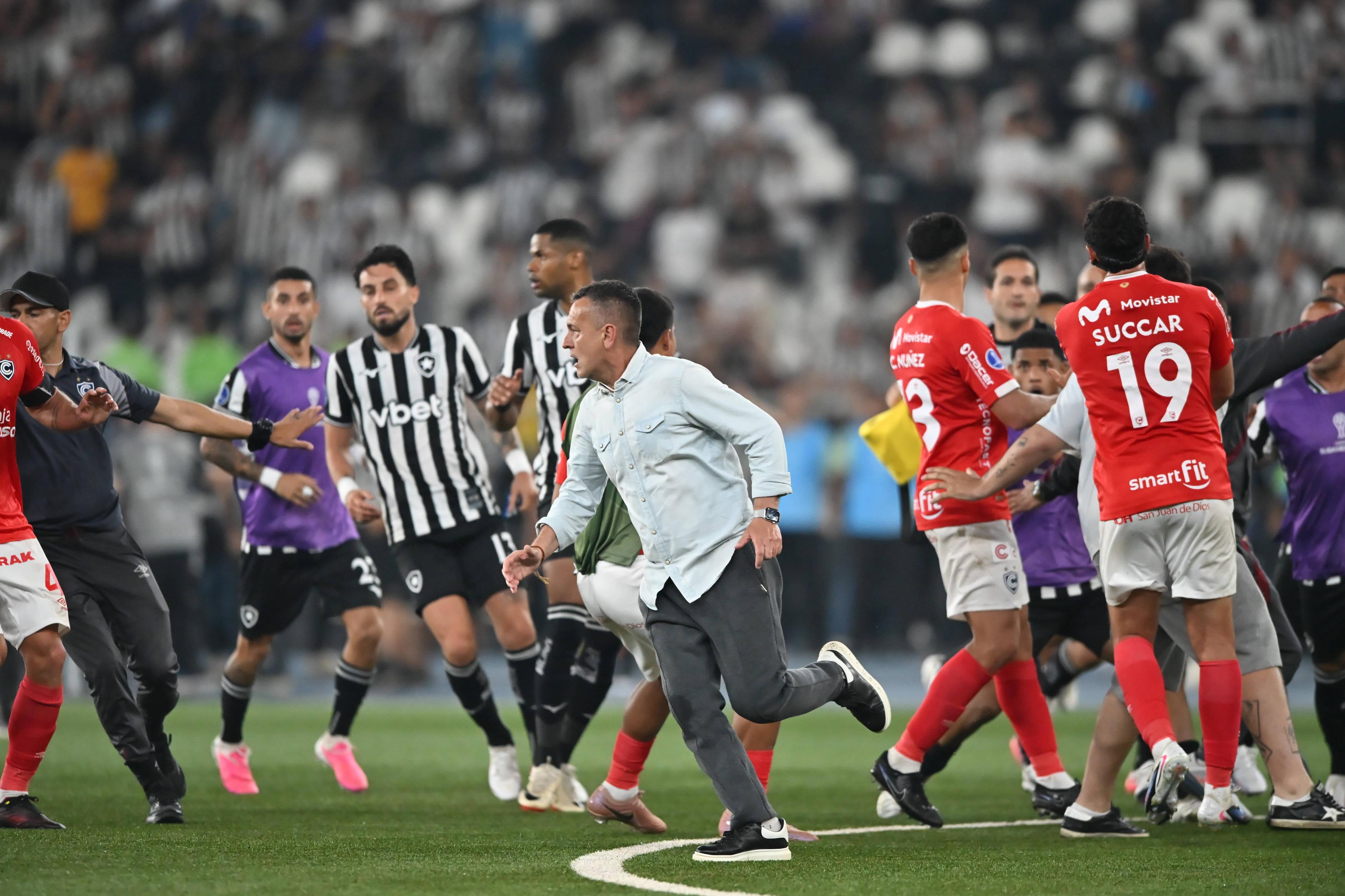 Alex Telles e companhia a perseguirem o treinador adversário