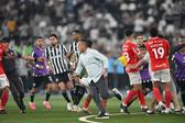 Alex Telles e companhia a perseguirem o treinador adversário