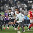 Alex Telles e companhia a perseguirem o treinador adversário