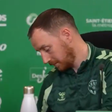 Chamada da filha interrompe conferência de Ian Cathro que responde em português