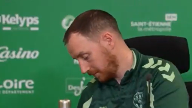 Chamada da filha interrompe conferência de Ian Cathro que responde em português