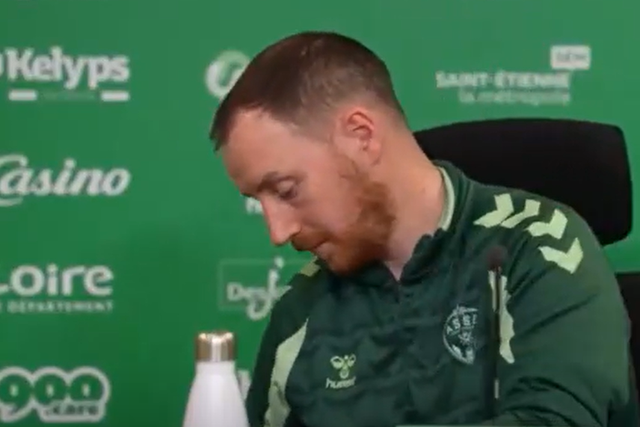 Chamada da filha interrompe conferência de Ian Cathro que responde em português
