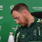 Chamada da filha interrompe conferência de Ian Cathro que responde em português