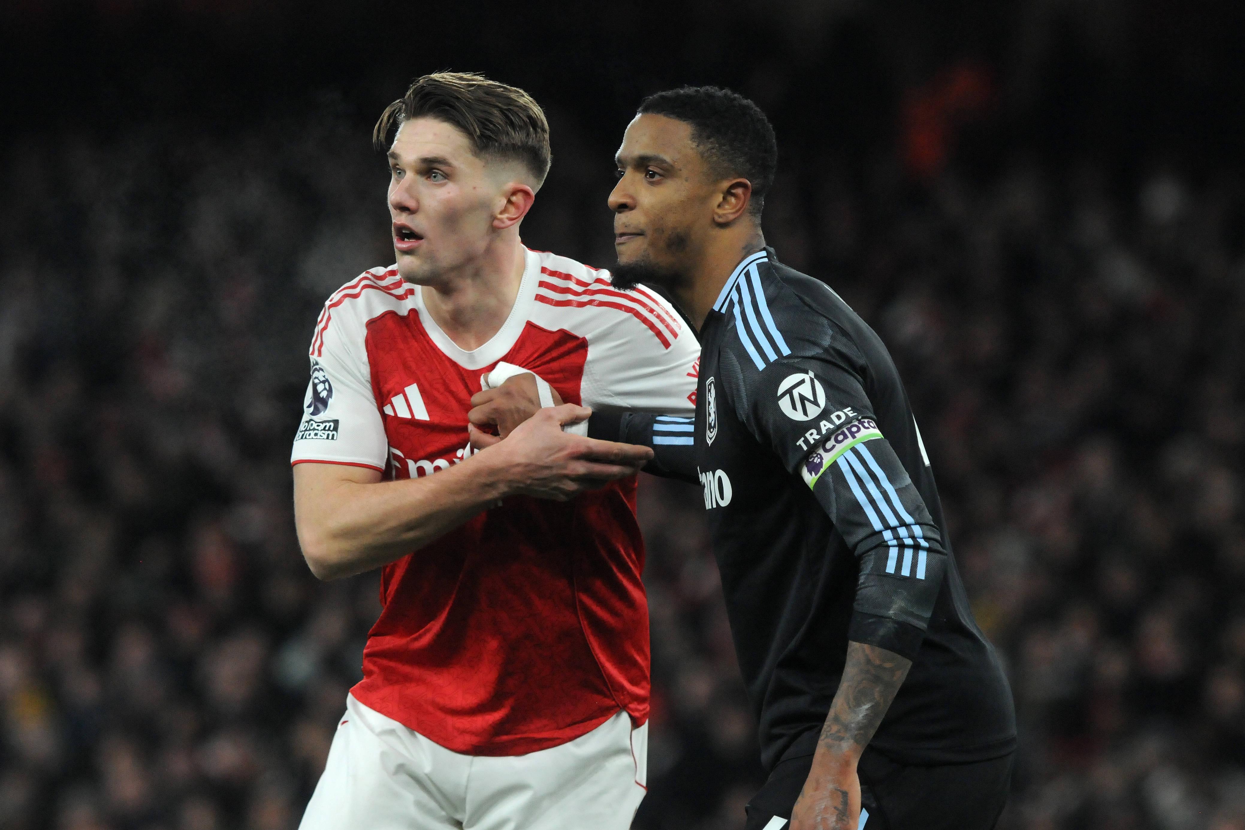Ezri Konsa a marcar Viktor Gyokeres num Arsenal-Aston Villa