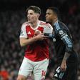 Ezri Konsa a marcar Viktor Gyokeres num Arsenal-Aston Villa