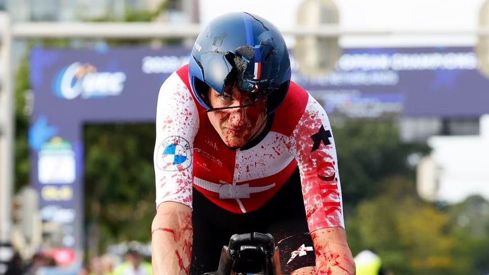 Vídeo: fim da temporada para Stefan Kung após queda nos Europeus