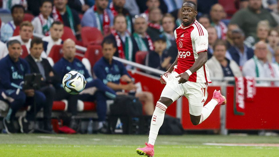 Carlos Borges aproveita má abordagem de Mbemba para se estrear a marcar no Ajax (vídeo)