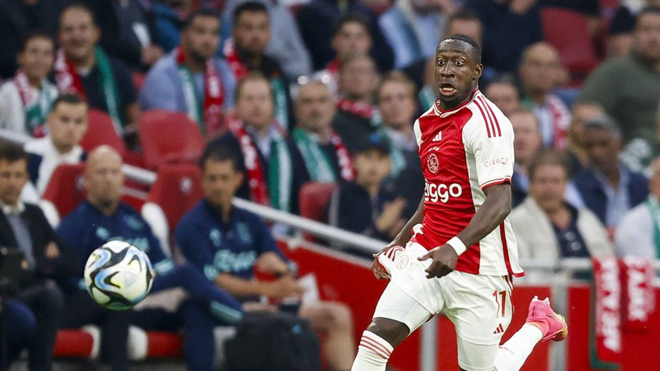 Carlos Borges aproveita má abordagem de Mbemba para se estrear a marcar no Ajax (vídeo)