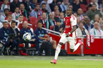 Carlos Borges aproveita má abordagem de Mbemba para se estrear a marcar no Ajax (vídeo)