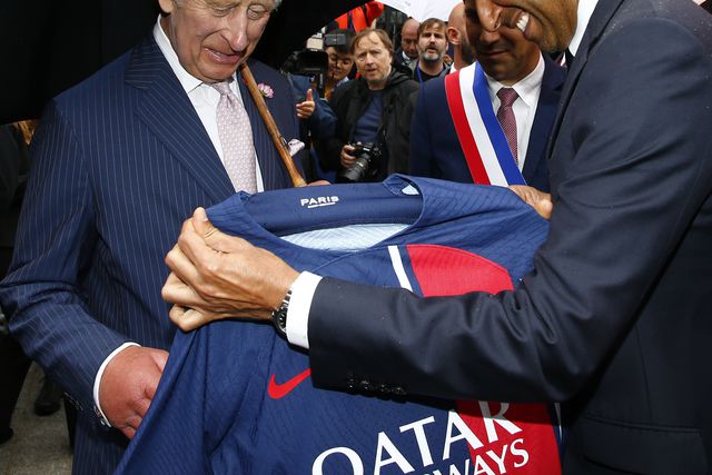 Rei Carlos lll visita Fundação PSG em Paris