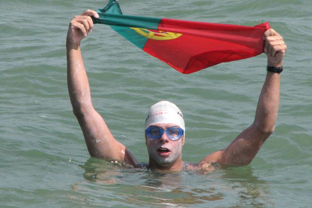 Águas abertas: Braçadas de Miguel Arrobas matam fome a crianças