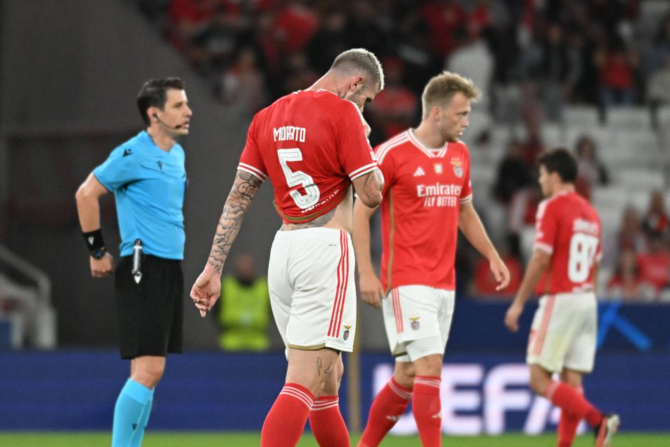 Benfica é a primeira equipa com um jogador expulso e dois penáltis contra nos primeiros 15 minutos