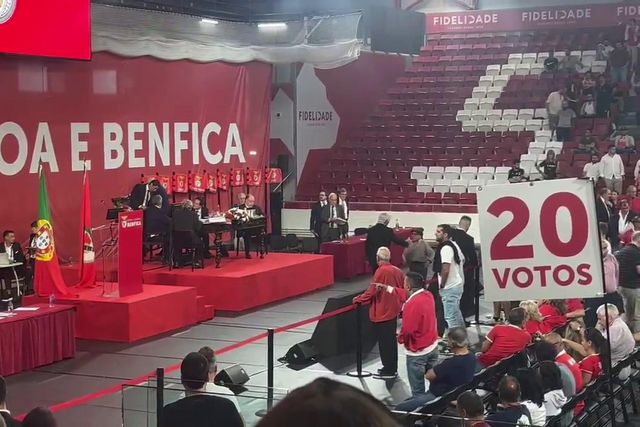 Fernando Seara demite-se e abandona AG: «Vocês são uma vergonha!»