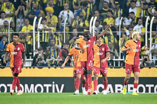 José Mourinho 'despachado' em casa no dérbi com o Galatasaray