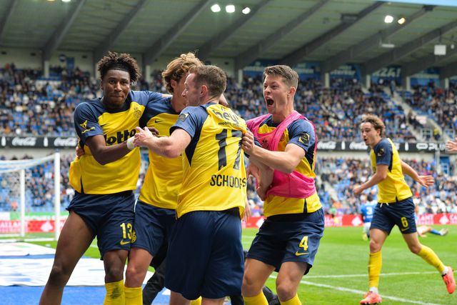 Festejos do Union St. Gilloise frente ao Genk