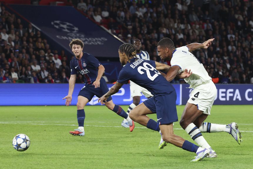 Desiré Doué em ação pelo PSG frente à Atalanta na Champions