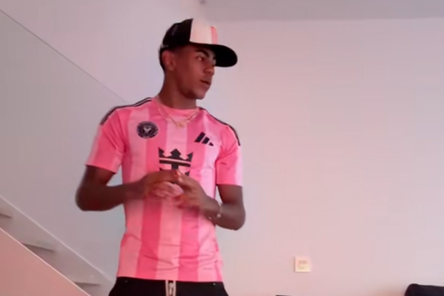 Lamine Yamal com a camisola de Messi