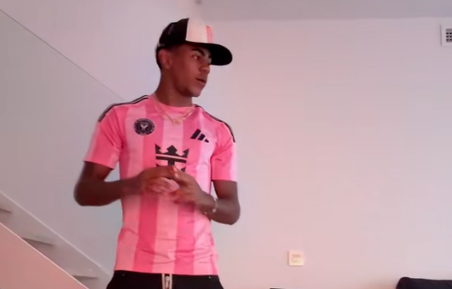 Lamine Yamal com a camisola de Messi